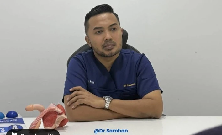 Dr Samhan di meja klinik