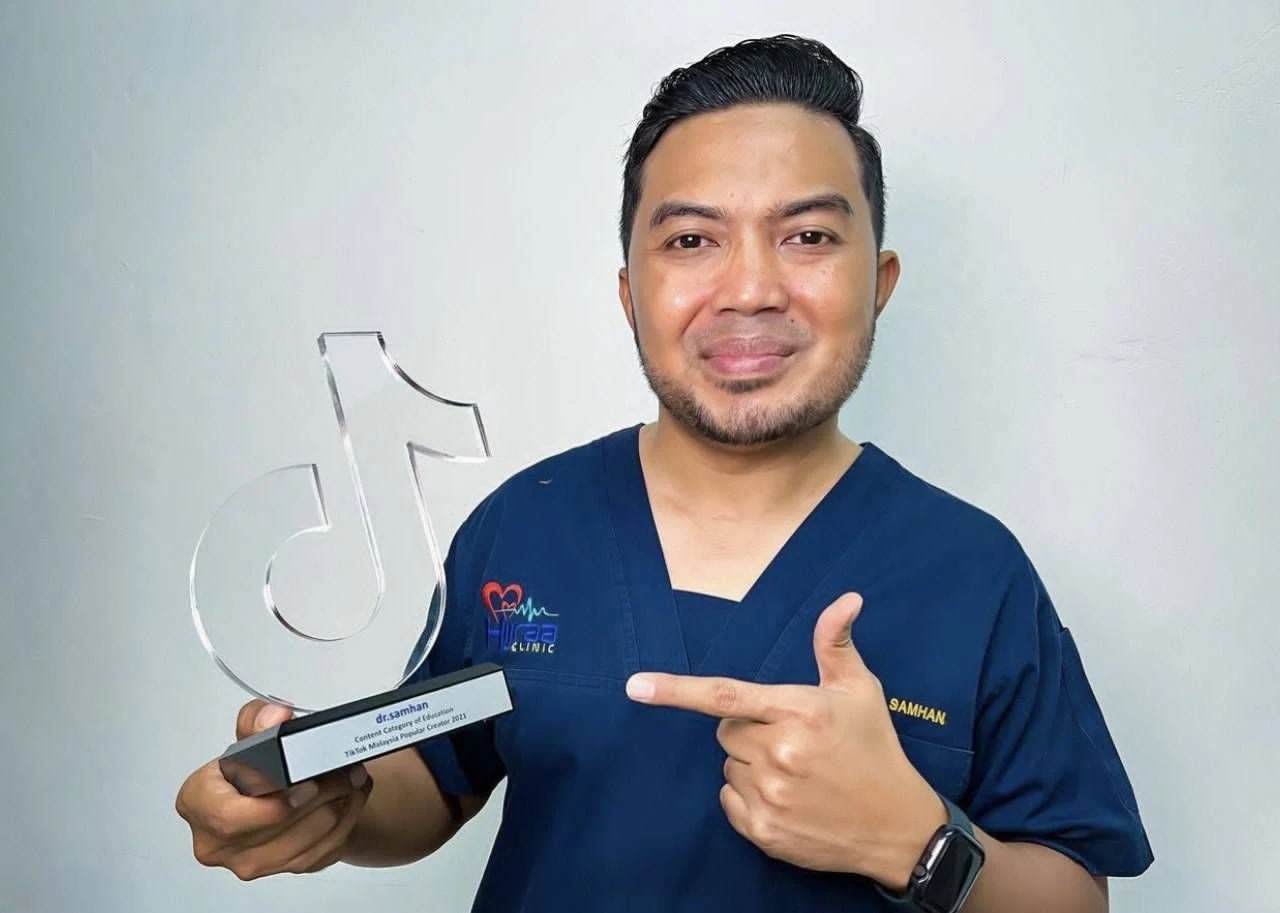 Dr Samhan pegang trofi anugerah