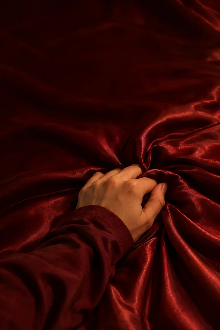 Tangan isteri cengkam cadar satin merah
